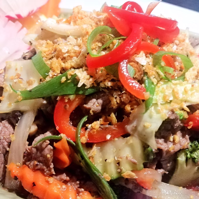 Knoblauch und Pfeffer (Pad Gratiem Prik Thai Dum)