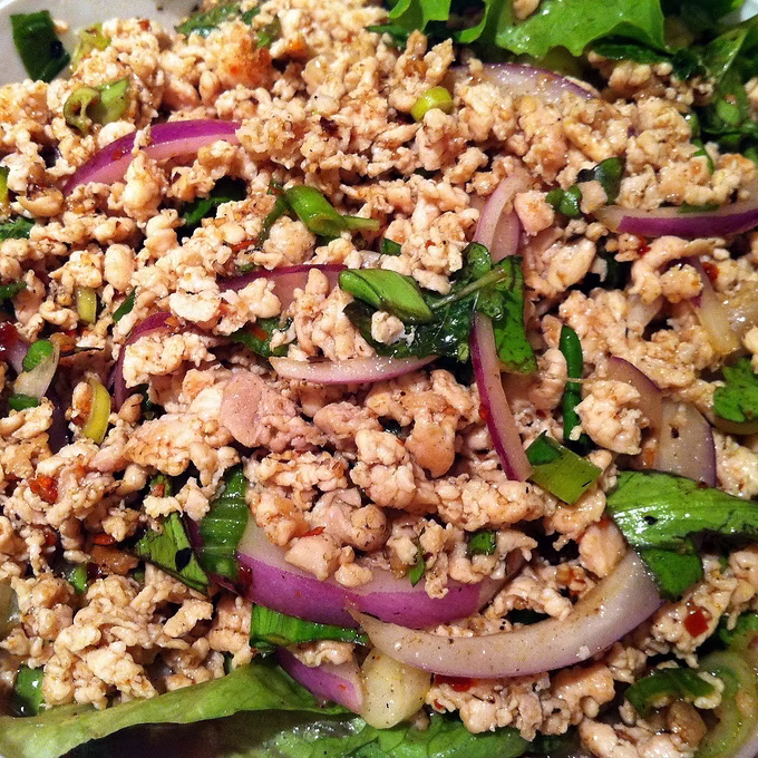 Scharfer Hähnchensalat (Larb Gai)